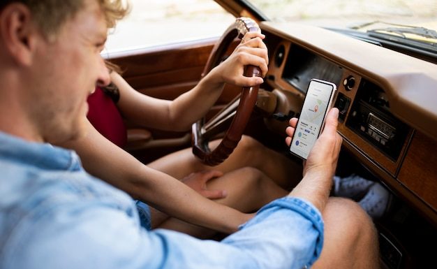 Надо брать беспроводную автомобильную зарядку для iPhone 12