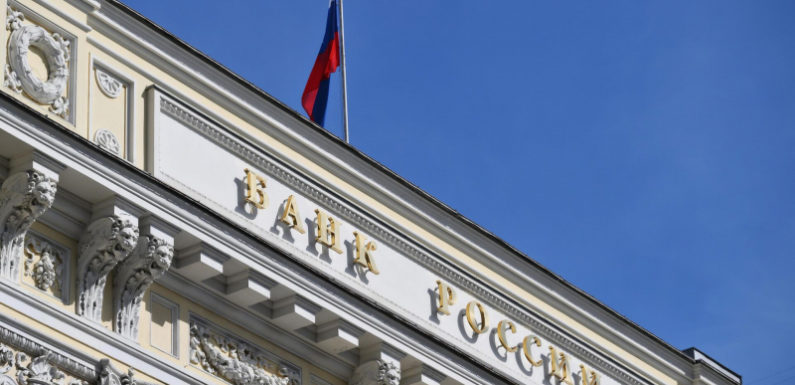 Решение по ключевой ставке должен принимать Центробанк, заявил Путин