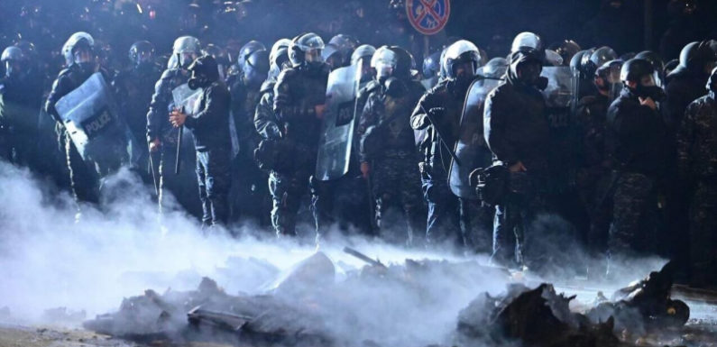 Спецназ оттеснил митингующих от парламента в Тбилиси и окружил здание