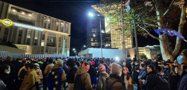 В Тбилиси протестующие после слов Кобахидзе о ЕС перекрыли проспект
