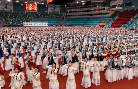 Более 3 тысяч школьниц Астаны одновременно исполнили танец «Камажай»