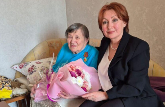 Юбилейные медали к 80-летию Победы вручили труженицам тыла в Усть-Каменогорске