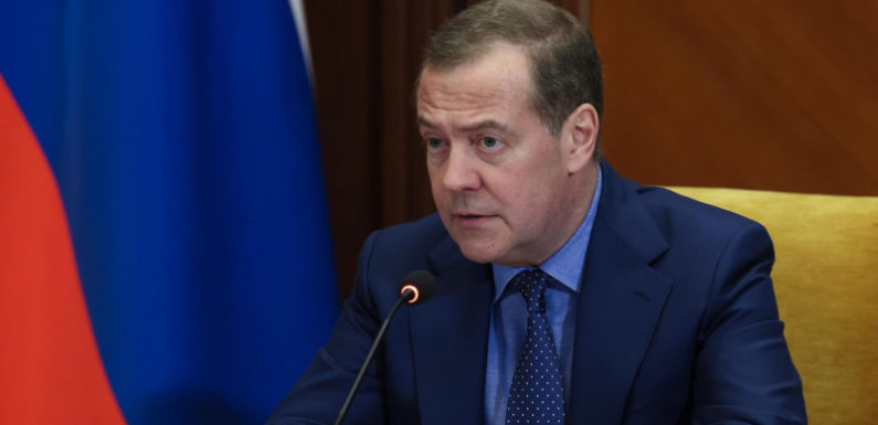Медведев обратился к Франции и Британии из-за помощи Украине