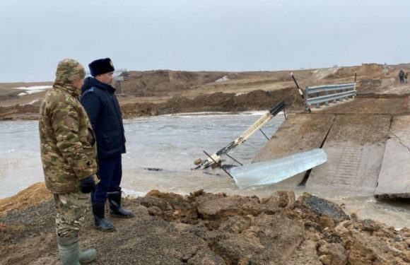 Мост размыло в Западно-Казахстанской области