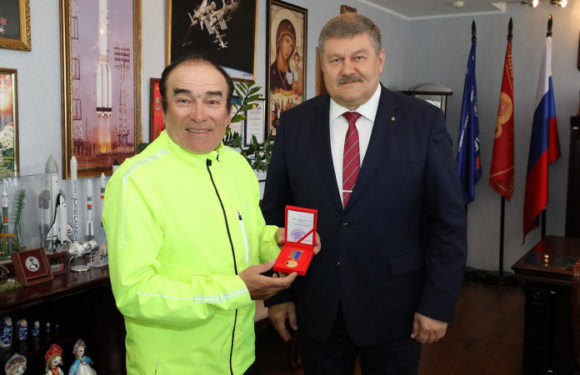 Первым памятную медаль «70 лет Байконуру» получил узбекский велопутешественник
