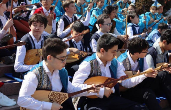 Тысячи юных домбристов одновременно сыграли кюи к Наурызу в городах Казахстана