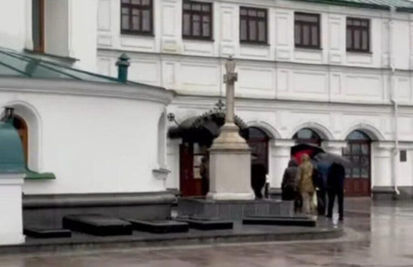 Комиссия Минкульта Украины вернулась к мощам святых в Киево-Печерской лавре