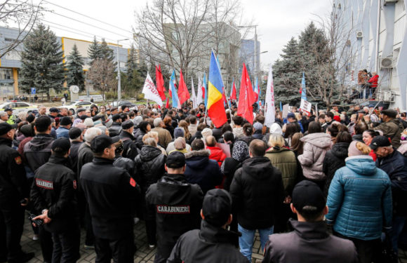 В Кишиневе полиция предотвратила драку между сторонниками Санду и Гуцул