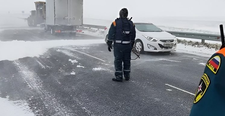 С заснеженной трассы под Саратовом эвакуировали почти 150 человек