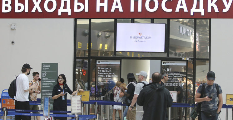 Во Москве из-за ограничений задержали более 270 рейсов