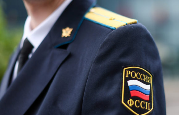 «Добровольно не выселяются не совсем адекватные»: судебный пристав прокомментировала историю с выселением Долиной