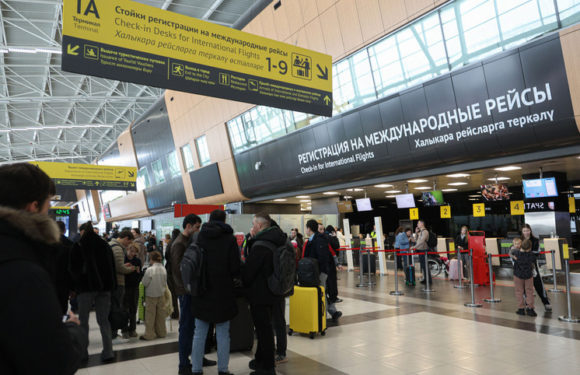 Более двух тысяч человек спрятались в аэропорту от сильного снегопада