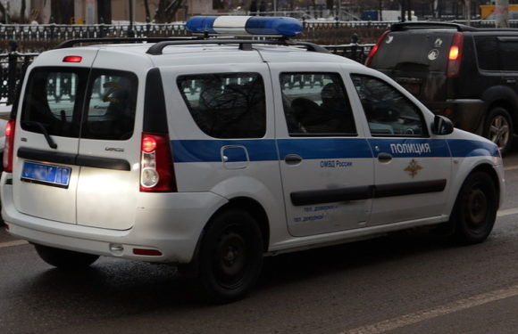 Пьяный россиянин расплакался перед гаишниками из-за разбитой иномарки