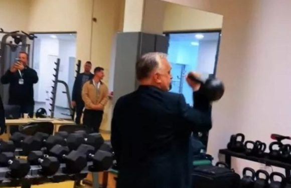 Орбан показал, как упражняется с гирей