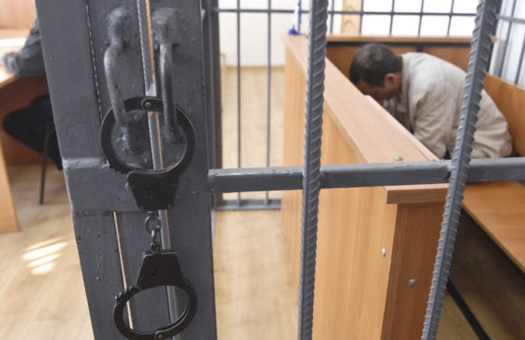 Суд отказался освобождать из-под ареста сына и дочь депутата Дорошенко