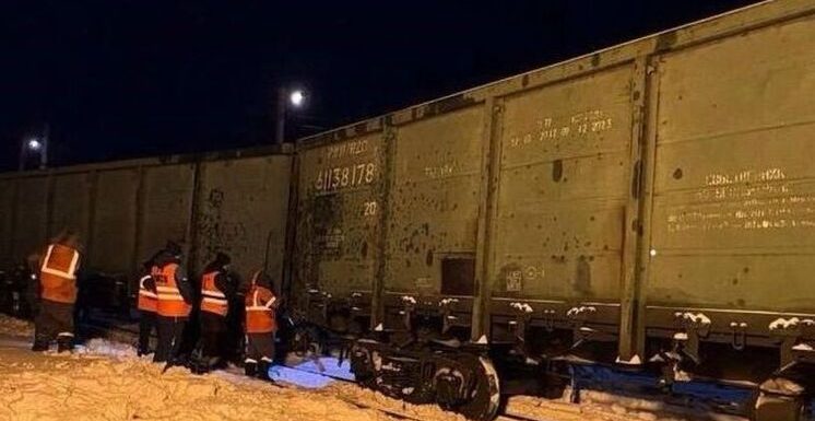 Товарный поезд сошел с рельсов в российском городе