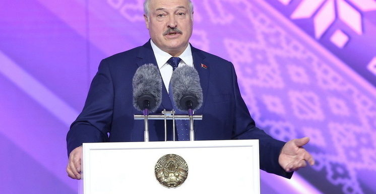 Лукашенко пообещал «драть шкуру» с комбатов